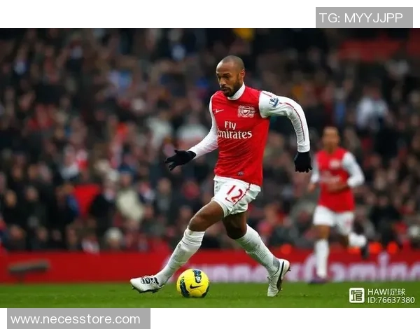 足球球星多样化射门方式展示力量技巧与艺术魅力解析